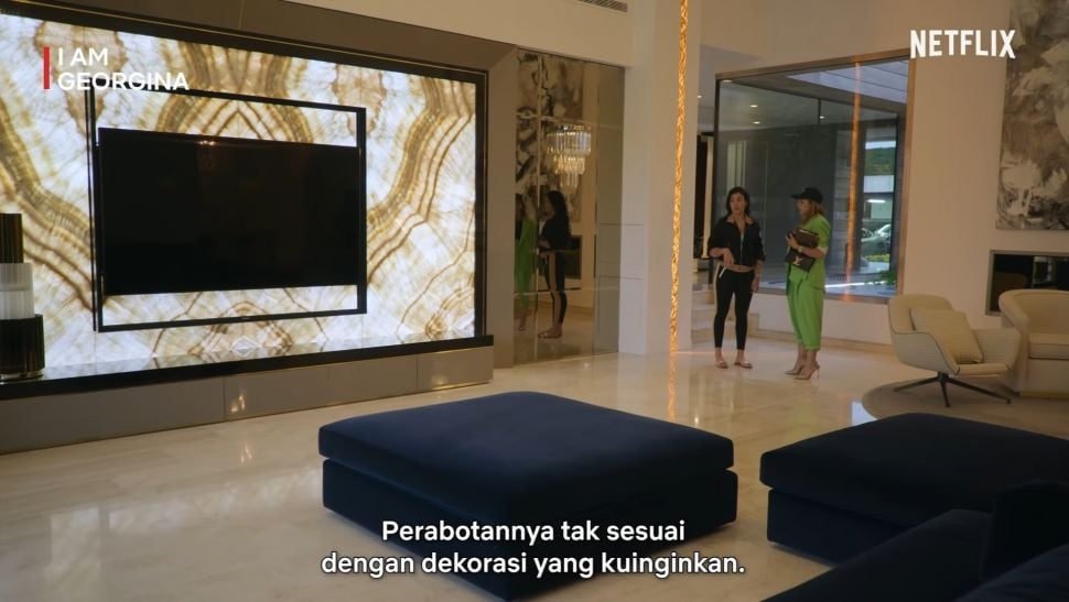 Georgina Rodriguez Sering Tersasar di Rumah Cristiano Ronaldo (YouTube Netflix Indonesia)