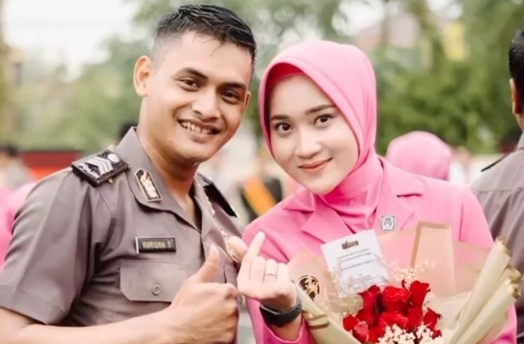 Potret Yeni Inka di Upacara Kenaikan Pangkat Suami (Instagram/@khrisnashakti)