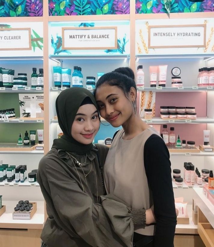 Potret Akrab Novia Bachmid Bareng Kakak dan Adiknya (Instagram/@zilvabachmid2)