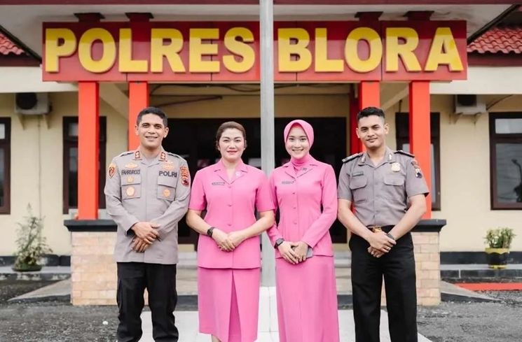 Potret Yeni Inka di Upacara Kenaikan Pangkat Suami (Instagram/@polresblora)