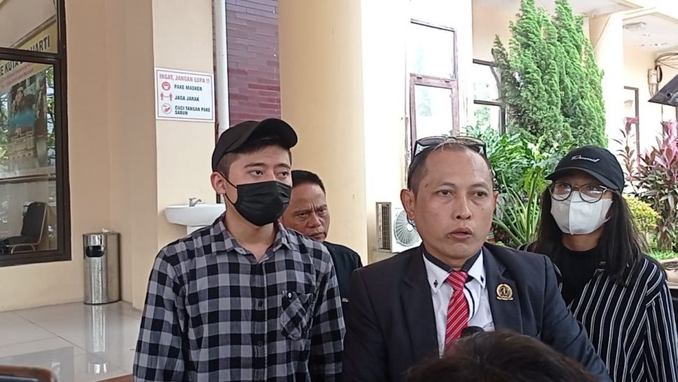 Rozy Zay Hakiki (kemeja kotak-kotak) didampingi pengacara di Polda Banten, Kamis (5/1/2023) [Suara.com/Rena Pangesti]