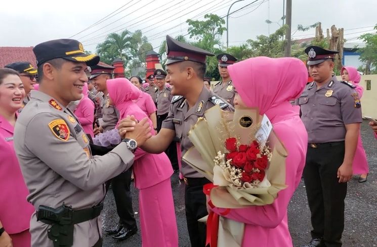 Potret Yeni Inka di Upacara Kenaikan Pangkat Suami (Instagram/@polresblora)