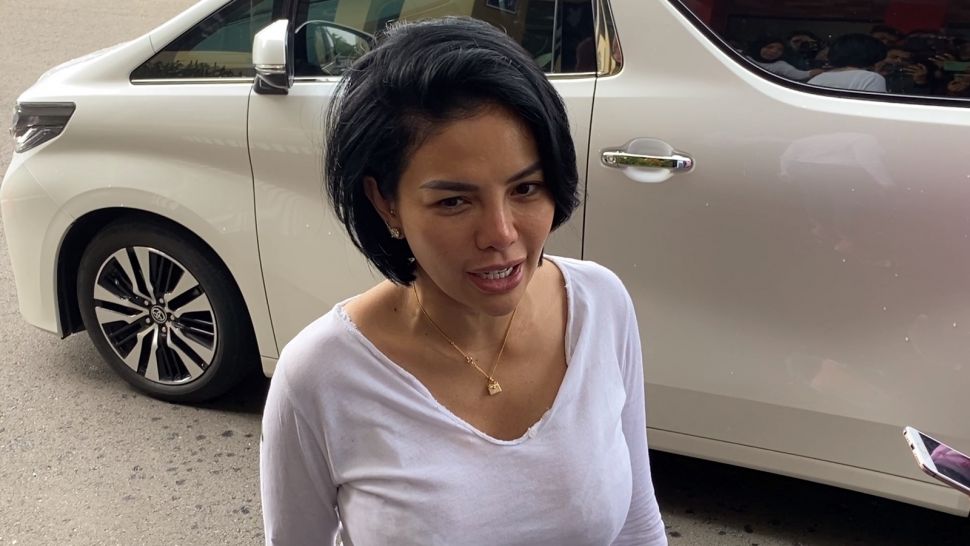 Nikita Mirzani mendatangi Polres Metro Jakarta Selatan, Kamis (5/1/2023). Kedatangan Niki untuk meminta kejelasan terkait laporannya terhadap Kiki The Potters. [Adiyoga Priyambodo/Suara.com]