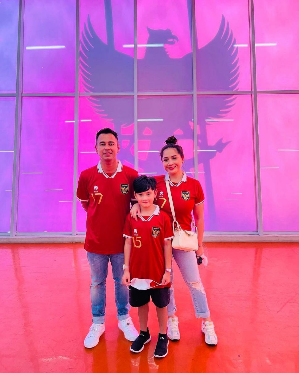 Raffi Ahmad, Nagita Slavina dan Rafathar nonton pertandingan Indonesia melawan Vietnam di Stadion Utama Gelora Bung Karno, Senayan, Jakarta Pusat, Jumat (6/1/2023)