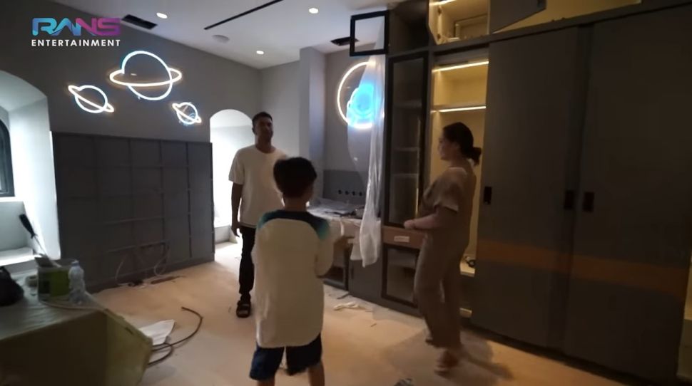 Kredit Foto: Potret kamar mewah Rafathar dan Rayyanza di rumah baru. (YouTube/RANS Entertainment)