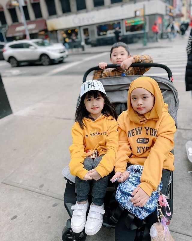 Potret Maryam Anak Oki Setiana Dewi di New York. (Instagram/okisetianadewi)