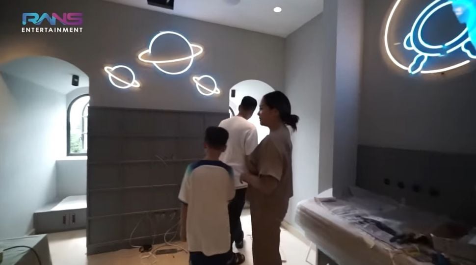 Kredit Foto: Potret kamar mewah Rafathar dan Rayyanza di rumah baru. (YouTube/RANS Entertainment)