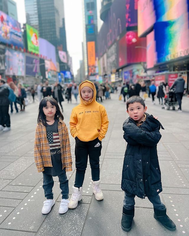 Potret Maryam Anak Oki Setiana Dewi di New York. (Instagram/okisetianadewi)