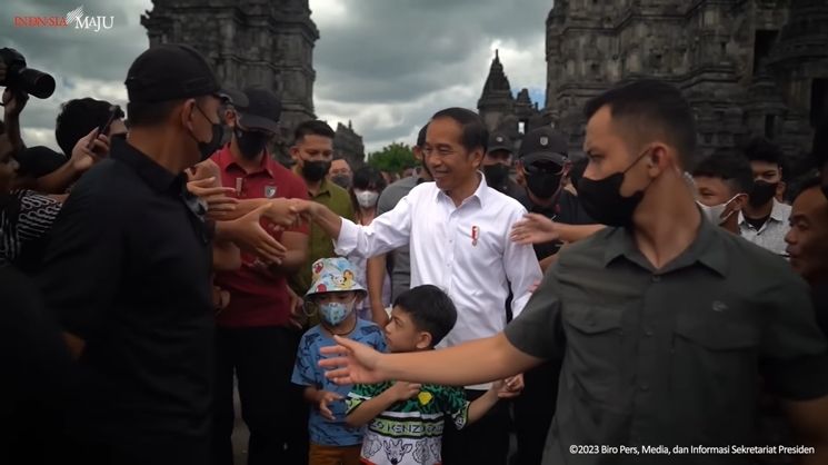 Momen Presiden Jokowi Bawa Cucu Liburan ke Candi Prambanan (YouTube/Sekretariat Presiden)