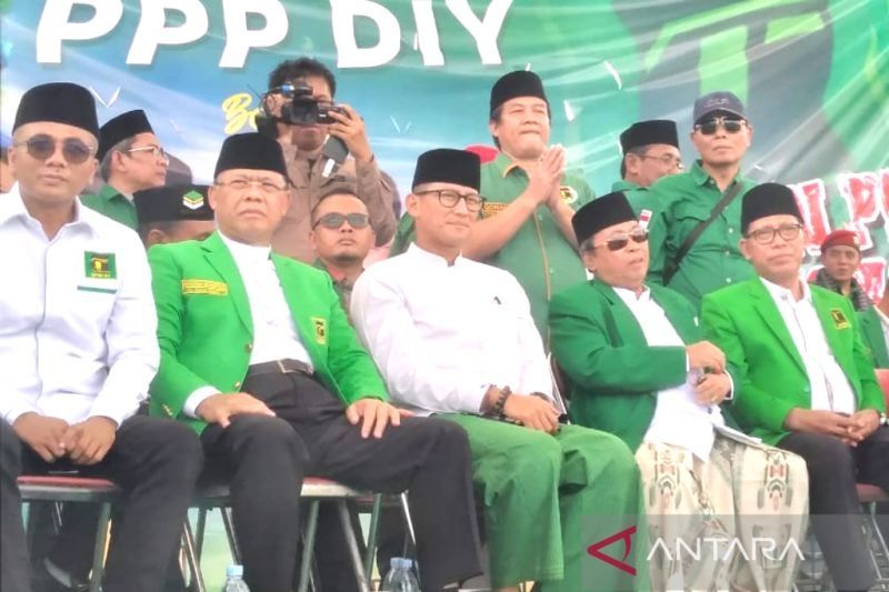 Politisi Partai Gerindra Sandiaga Salahuddin Uno duduk diapit sejumlah petinggi PPP dalam acara Silaturahim Akbar Peringatan Harlah Ke-50 partai itu di Stadion Kridosono, Kota Yogyakarta, Minggu (8/1/2023). [ANTARA/Luqman Hakim]