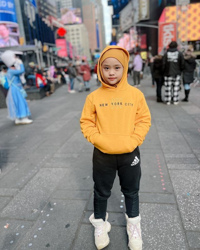 Potret Maryam Anak Oki Setiana Dewi di New York. (Instagram/okisetianadewi)