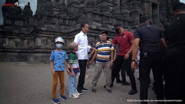 Momen Presiden Jokowi Bawa Cucu Liburan ke Candi Prambanan (YouTube/Sekretariat Presiden)