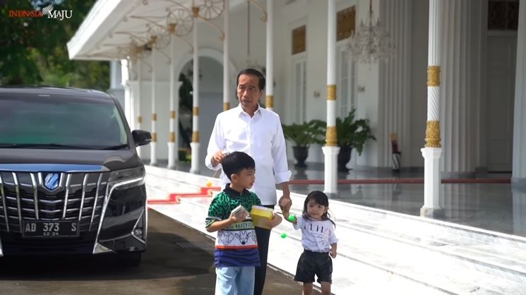 Momen Presiden Jokowi Bawa Cucu Liburan ke Candi Prambanan (YouTube/Sekretariat Presiden)