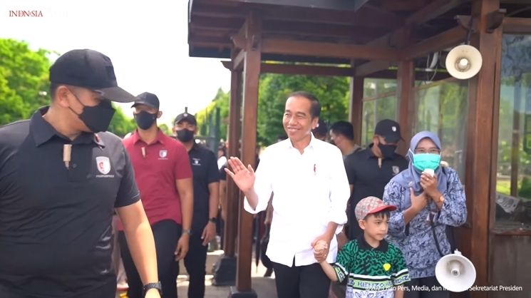 Momen Presiden Jokowi Bawa Cucu Liburan ke Candi Prambanan (YouTube/Sekretariat Presiden)