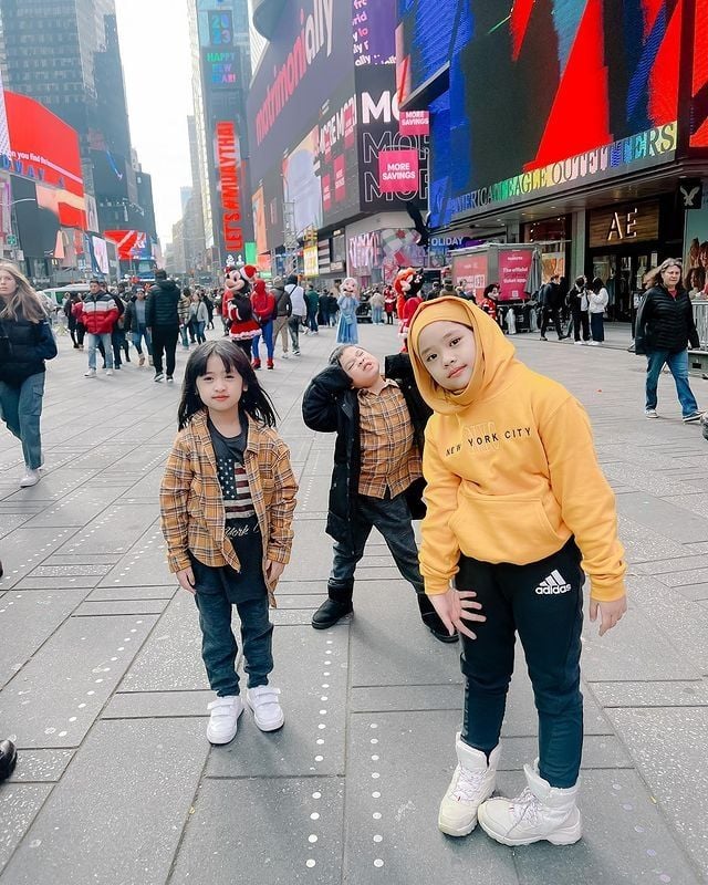 Potret Maryam Anak Oki Setiana Dewi di New York. (Instagram/okisetianadewi)