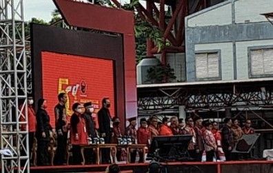 Presiden Jokowi terlihat diapit Puan dan Megawati. Posisi Maruf sendiri ada di sebelah kiri Megawati dalam perayaan HUT PDIP ke-50 di JIExpo Kemayoran, Jakarta pada Selasa (10/1/2023). [Suara.com/Novian]