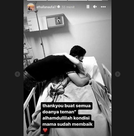 Athalla Naufal memeluk sang ibu, Venna Melinda yang masih terbaring di rumah sakit setelah mengaku menerima KDRT dari Ferry Irawan. [Instagram]