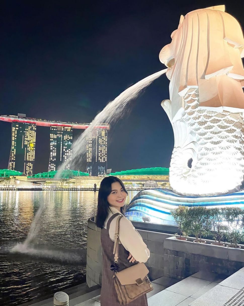 Yansen Indiani alias Cesen eks JKT48 saat berlibur di Singapura. [Instagram]