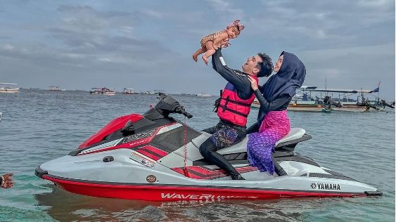 Ria Ricis dan Suami saat mengajak Moana naik jetski (Instagram/ riaricis1795)