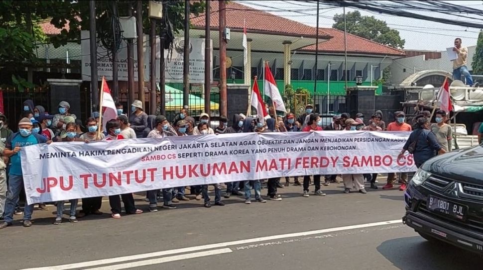 Massa yang mengatasnamakan Mahasiswa Pemuda Peduli Hukum atau Amppuh menggelar aksi di depan Pengadilan Negeri Jakarta Selatan, Kamis (12/1/2023). [Rakha Arlyanto]