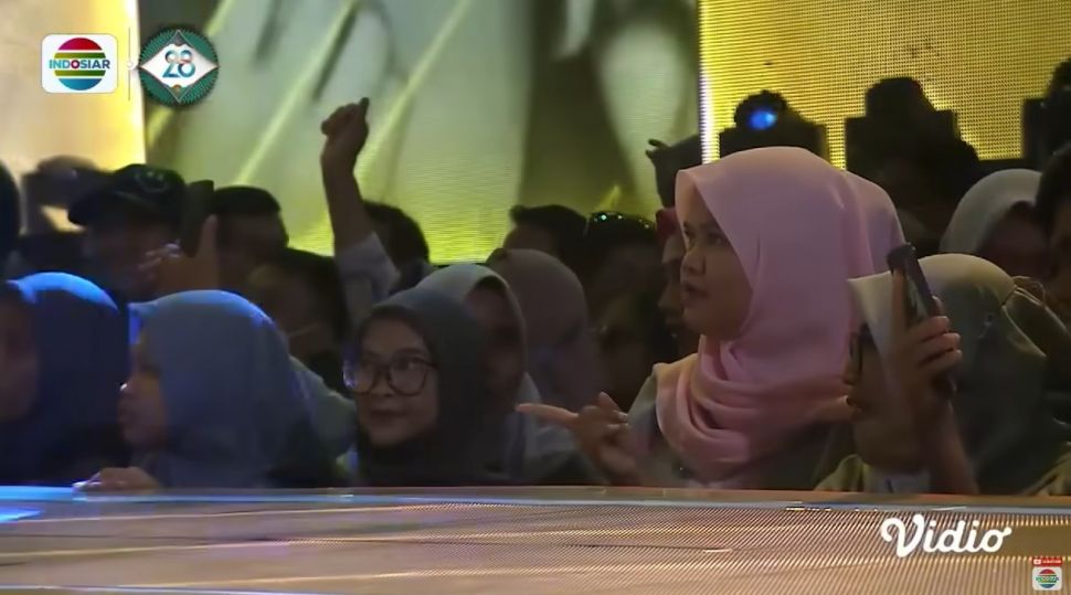 Detik-detik Ayu Ting Ting Jatuh di Panggung. (YouTube/Indosiar)