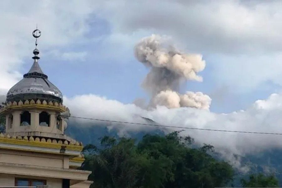 Erupsi Gunung Marapi masih terjadi hingga saat ini. [Dok.Antara/Al Fatah]