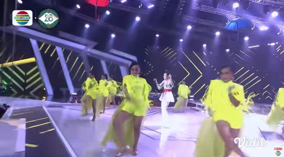 Detik-detik Ayu Ting Ting Jatuh di Panggung. (YouTube/Indosiar)