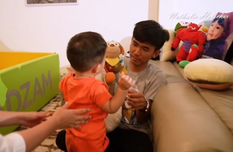 Momen Tiko Asuh Baby Adzam (YouTube/NATHALIE HOLSCHER)