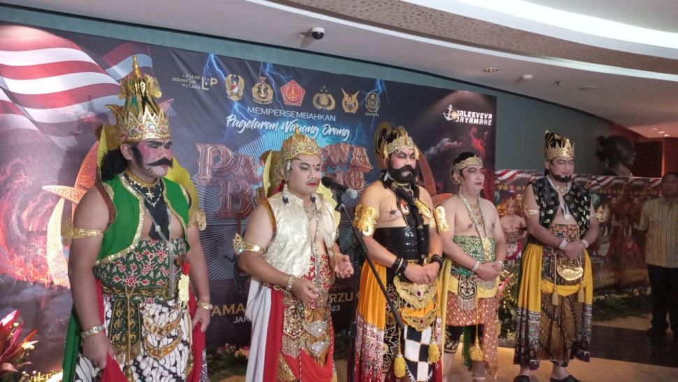 Panglima TNI Laksamana Yudo Margono dan istrinya Vero Yudo Margono tampil satu panggung dalam pegelaran seni wayang orang lakon Pandawa Boyong. (Suara.com/ Muhammad Yasir)