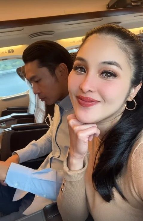 Potret Sandra Dewi dan suami jalan-jalan di Jepang (Instagram/@sandradewi88)