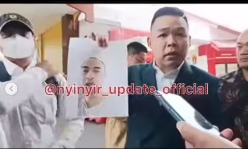 Jeffry Simatupang, pengacara Ferry Irawan membeberkan foto Ferry Irawan. [Isimewa]