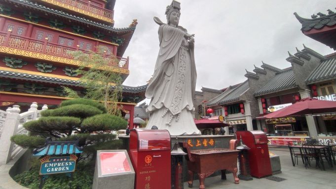 Suasana Perayaan Tahun Baru Imlek 2023 di Old Shanghai Sedayu City. (Fajar/Suara.com)