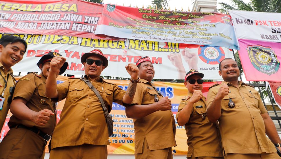 Massa dari Perkumpulan Aparatur Pemerintah Desa Seluruh Indonesia melakukan unjuk rasa di depan Gedung DPR, Senayan, Jakarta, Selasa (17/1/2023).