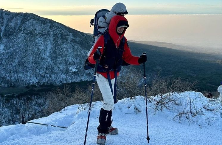 Aksi Lee Si Young Gendong Anak Naik Gunung (Instagram/@leesiyoung38)