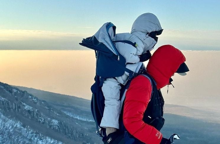 Aksi Lee Si Young Gendong Anak Naik Gunung (Instagram/@leesiyoung38)