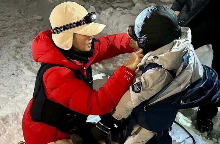 Aksi Lee Si Young Gendong Anak Naik Gunung (Instagram/@leesiyoung38)