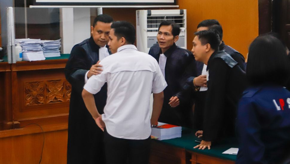 Terdakwa kasus pembunuhan Brigadir Yosua Hutabarat, Richard Eliezer menemui saat mengikuti sidang lanjutan di Pengadilan Negeri Jakarta Selatan, Rabu (18/1/2023). [Suara.com/Alfian Winanto]