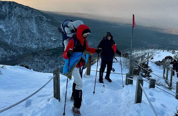 Aksi Lee Si Young Gendong Anak Naik Gunung (Instagram/@leesiyoung38)