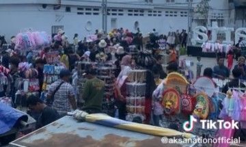 Suasana Kawasan Kota Tua yang dipenuhi PKL pada akhir pekan. [Tangkapan layar akun TikTok @aksantionofficial]