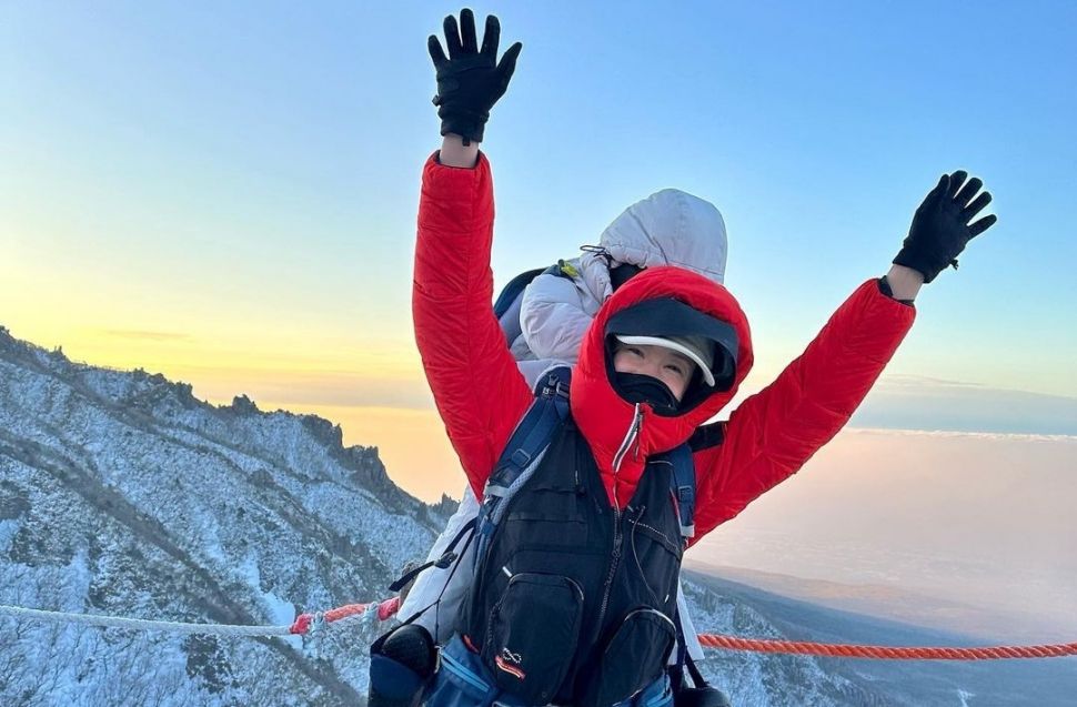 Aksi Lee Si Young Gendong Anak Naik Gunung (Instagram/@leesiyoung38)