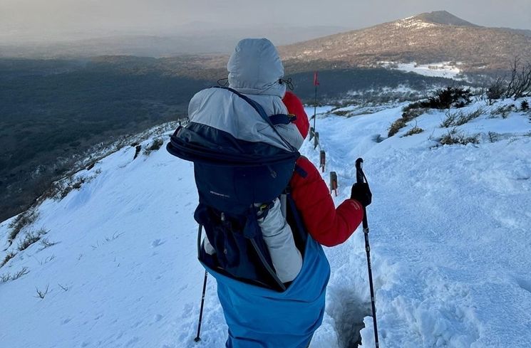 Aksi Lee Si Young Gendong Anak Naik Gunung (Instagram/@leesiyoung38)