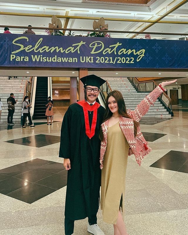 Momen Ferry Salim Wisuda Sarjana di Usia 56 Tahun. (Instagram/ferrysal1m)