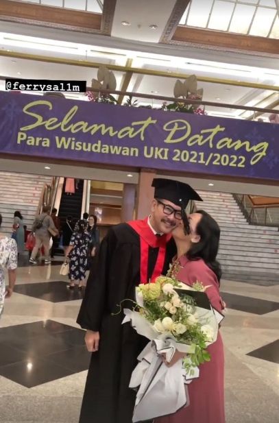 Momen Ferry Salim Wisuda Sarjana di Usia 56 Tahun. (Instagram/ferrysal1m)