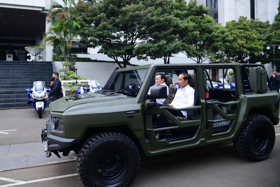 Menteri Pertahanan (Menhan) Prabowo Subianto sopiri Presiden RI Joko Widodo (Jokowi) menggunakan rantis Maung produksi PT Pindad di Kemenhan, Rabu (18/1/2023). [Lukas - Biro Pers Sekretariat Presiden]