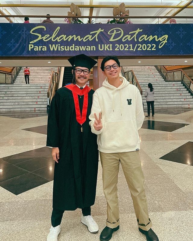 Momen Ferry Salim Wisuda Sarjana di Usia 56 Tahun. (Instagram/ferrysal1m)