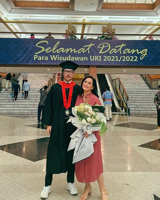 Momen Ferry Salim Wisuda Sarjana di Usia 56 Tahun. (Instagram/ferrysal1m)