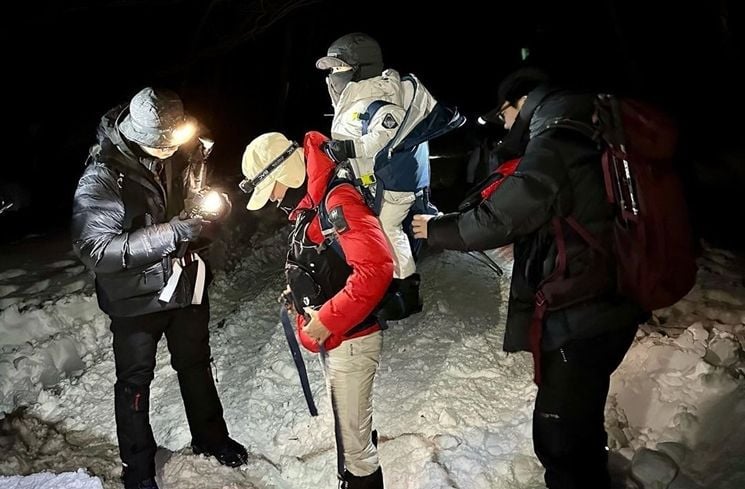 Aksi Lee Si Young Gendong Anak Naik Gunung (Instagram/@leesiyoung38)