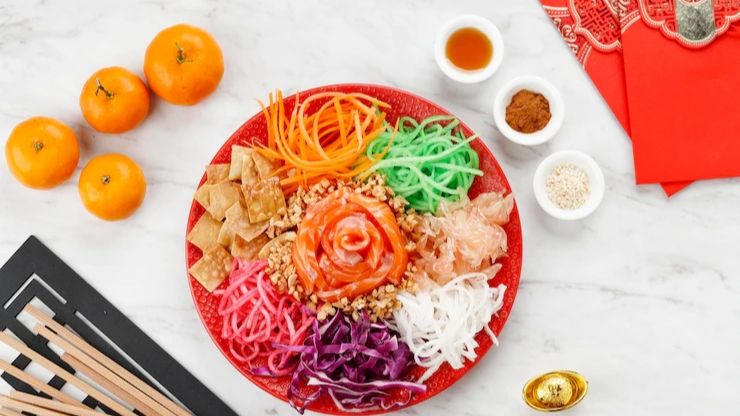 Ilustrasi Salad Yu Sheng (Freepik/ikarahma)
