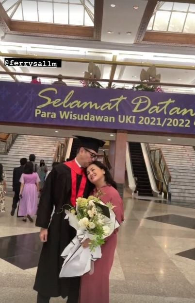 Momen Ferry Salim Wisuda Sarjana di Usia 56 Tahun. (Instagram/ferrysal1m)