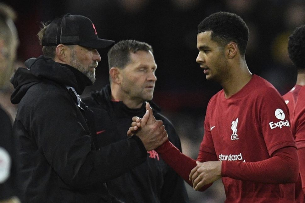 Pemain Liverpool Cody Gakpo berjabat tangan dengan manajer Jurgen Klopp saat menghadapi Wolverhampton di putaran ketiga Piala FA di Anfield pada 7 Januari 2023. [AFP]